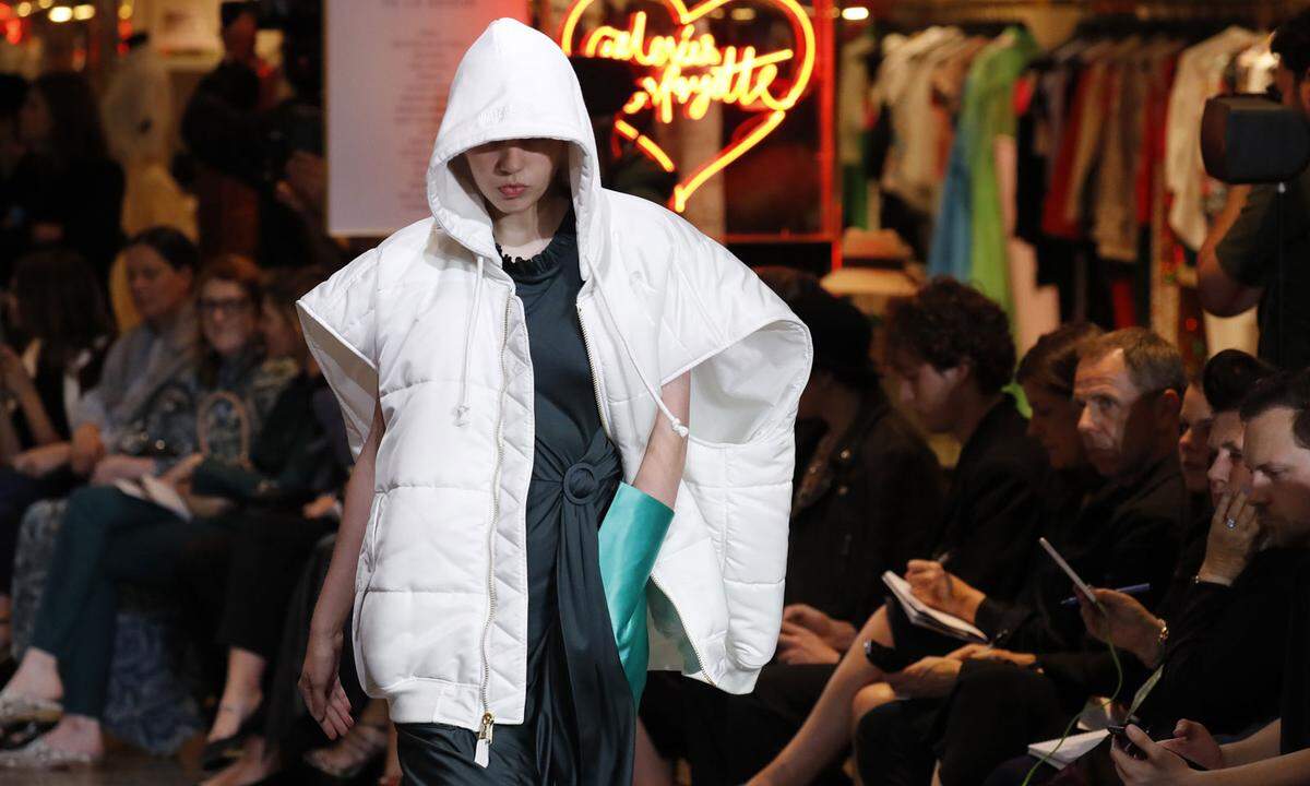 Trash-Chic. 2014 starten Insider um Demna Gvasalia das Label Vetements. Bei Shows laufen Freunde des Hauses wie die Wiener Designerin Helga Schania.