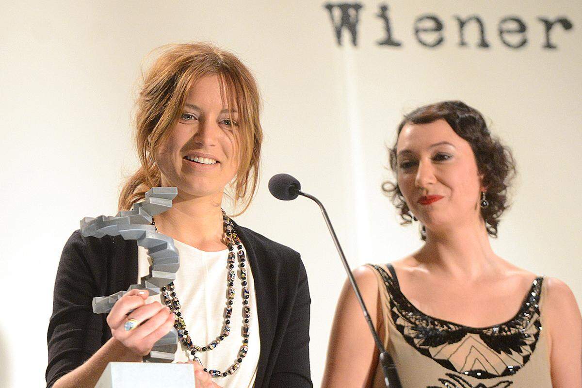 Erstmals wurde der beste Kurzfilm ausgezeichnet. Catalina Molina (links im Bild) bekam die von Valie Export geschaffene Skulptur für "Unser Lied" überreicht.