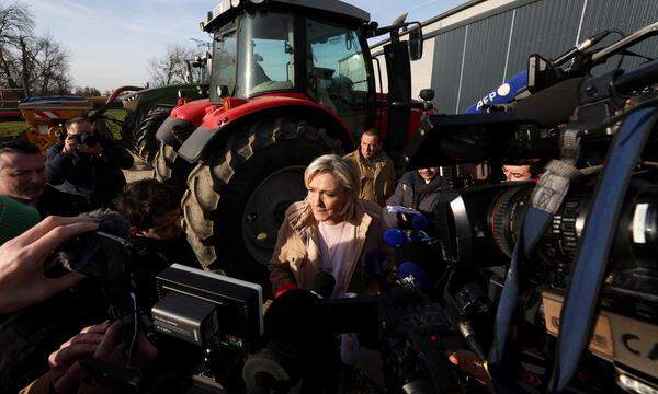 Marine Le Pen besucht einen Bauernprotest in Radinghem, Frankreich, am 28. Jänner.