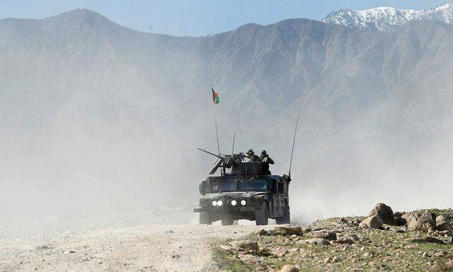 Afghanische Einsatzkräfte nahe der Abwurfstelle. 