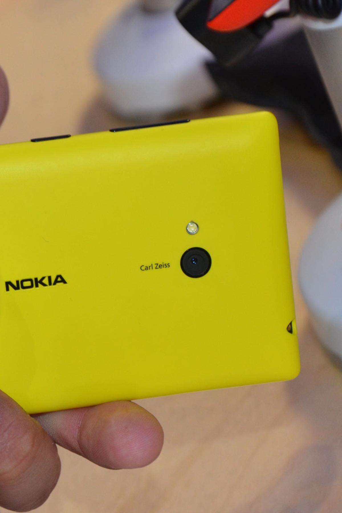 Die Hauptkamera des 720 hat 6,7 Megapixel und macht laut Nokia speziell in dunklen Umgebungen gute Fotos. Die Lichtverhältnisse am Messestand sind tatsächlich eine gute erste Testumgebung für diese Behauptung - überdurchschnittlich waren erste Testbilder jedoch nicht. Nokia hat in diesem Fall nicht von seiner "PureView"-Technologie gesprochen.