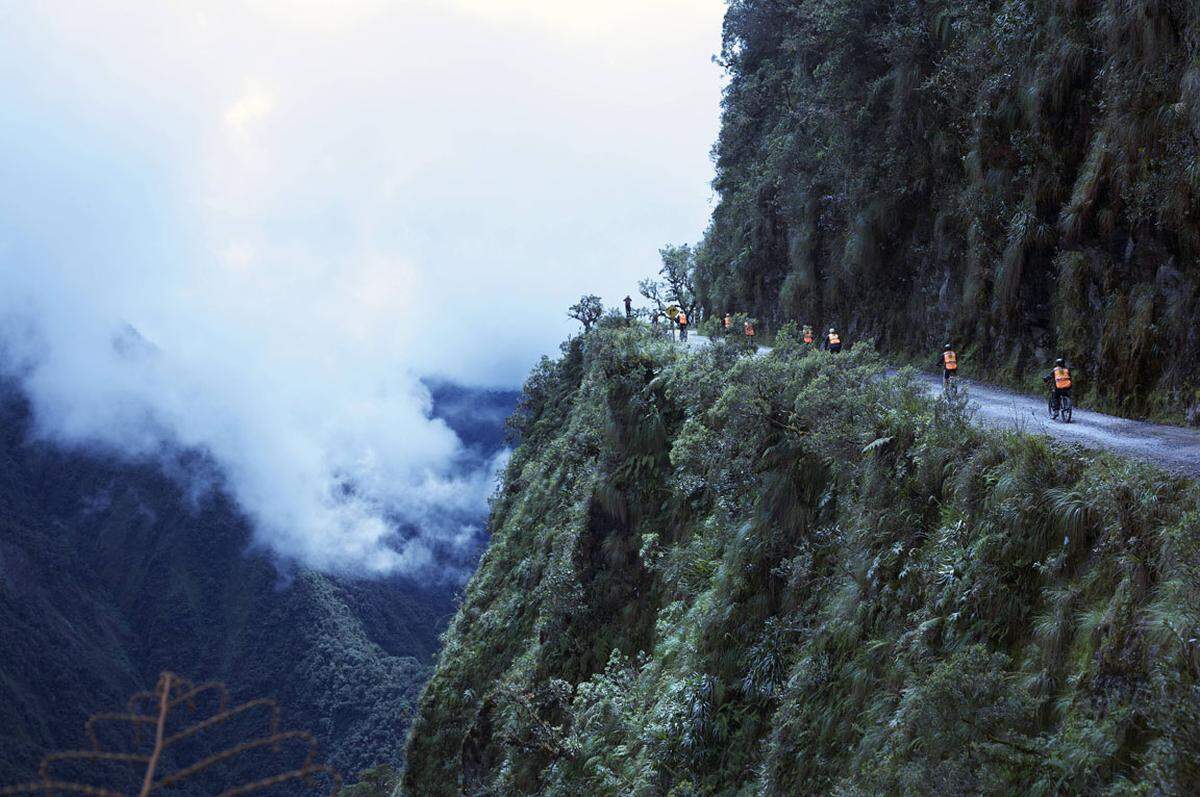 Als Todesstraße ist die nördliche Yungas Straße in Bolivien bekannt. Kein Wunder, jedes Jahr sterben auf der 65 Kilometer langen und bis zu 4500 Meter hohen Straße die ungesichert ist, in etwa 300 Menschen.