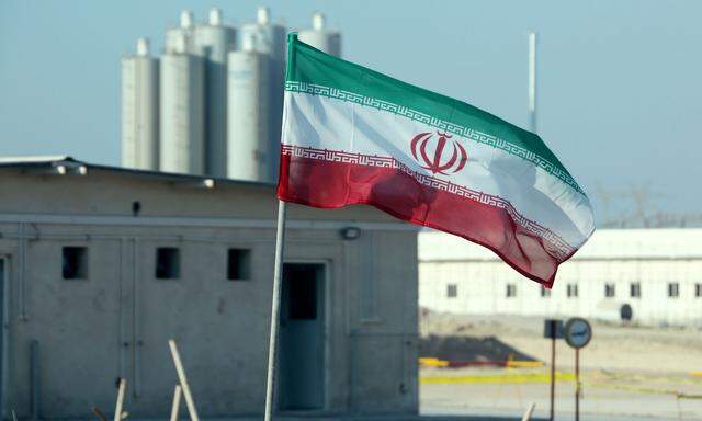 Irans Flagge vor dem Atomkraftwerk in Bushehr