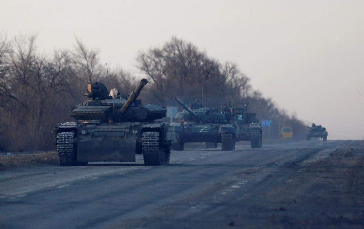 In der Ukraine sind Panzer seiner Art im echten Einsatz. Hier Einheiten der prorussischen Donbass-"Republiken" nahe Mariupol. Polen und Tschechien haben dem ukrainischen Heer mindestens 250 T-72 geschenkt.