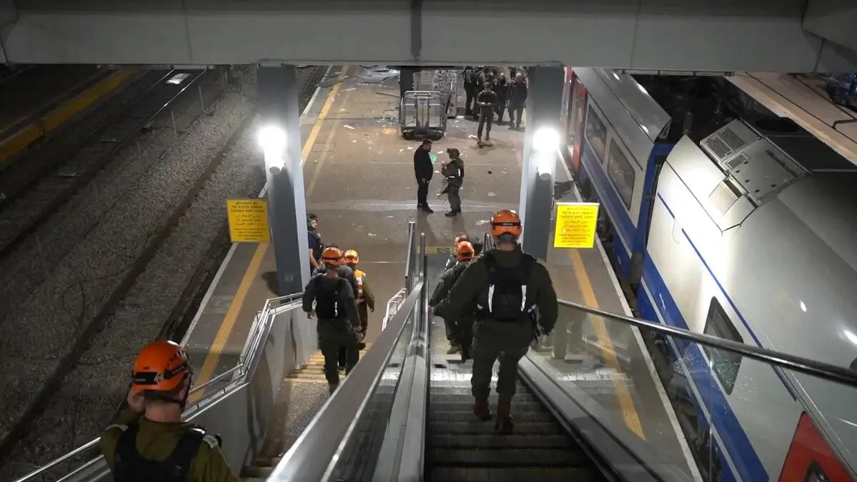 Israelische Rettungskräfte eilen nach einem Angriff zu einem Bahnhof in Tel Aviv.