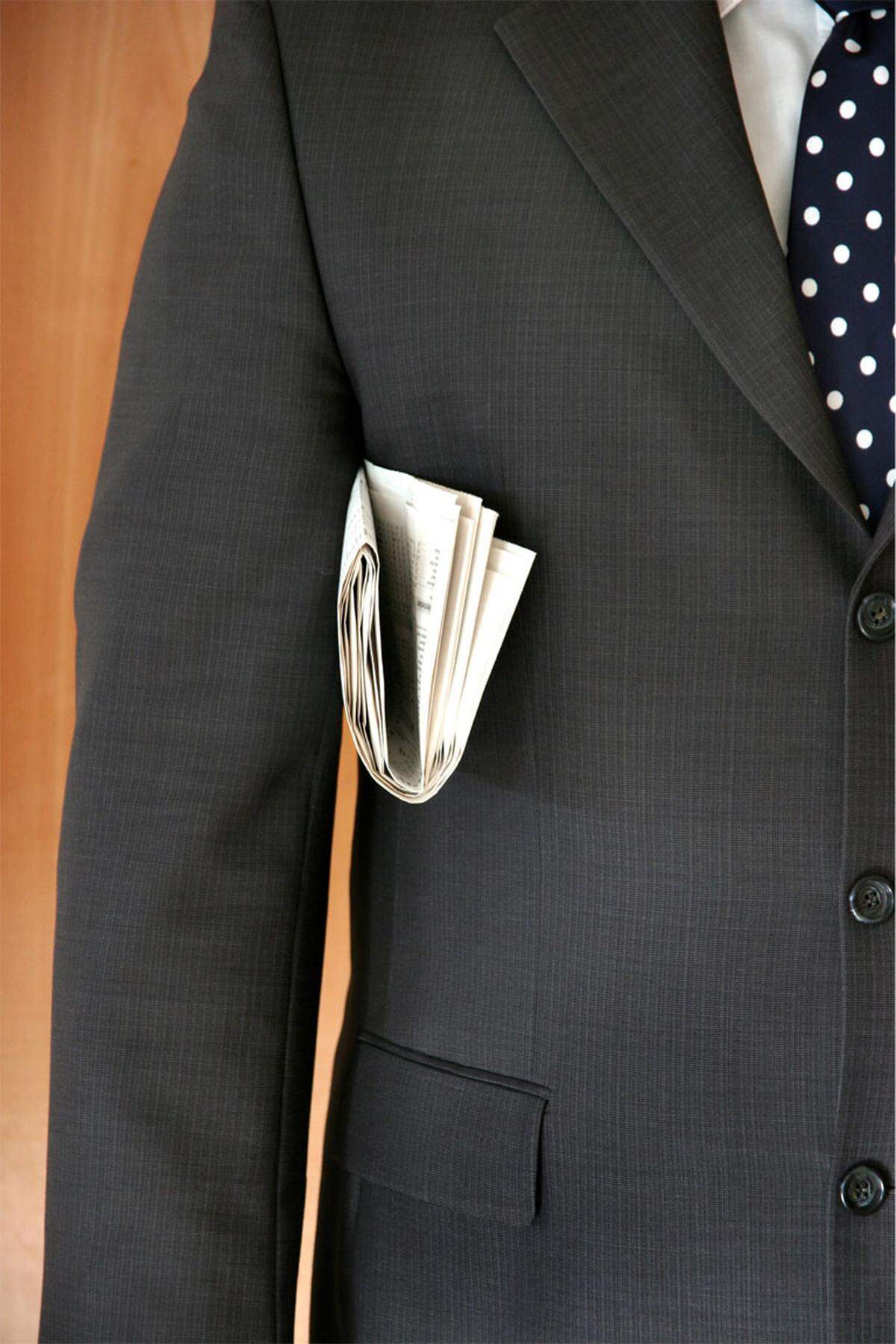 Ganz anders als bei Greenspans Unterhosen sieht es offenbar aus, wenn man den Krawatten-Markt beobachtet. Als in Großbritannien 2007 viele Menschen von der Entlassung bedroht waren, stieg der Verkauf von Krawatten stark an. Der Grund dafür könnte sein, dass die Angestellten mit guter Kleidung ihren Chefs imponieren wollten.