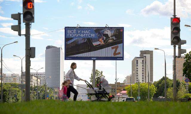 Propaganda-Plakat in Moskau. Spotten die Leute in Russland auch im privaten Gespräch über den Westen?