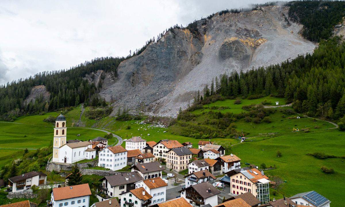11. Mai. Eine Bild vom Schweizter Dorf Brienz, das wegen weiterer Hangrutschgefahr evakuiert werden musste.