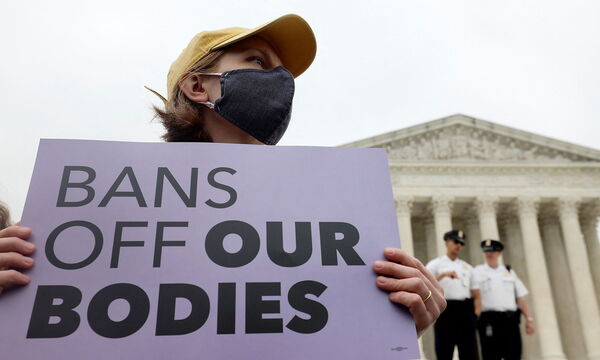 Nachdem der Entwurf bekannt wurde, gingen in Washington Menschen auf die Straße.