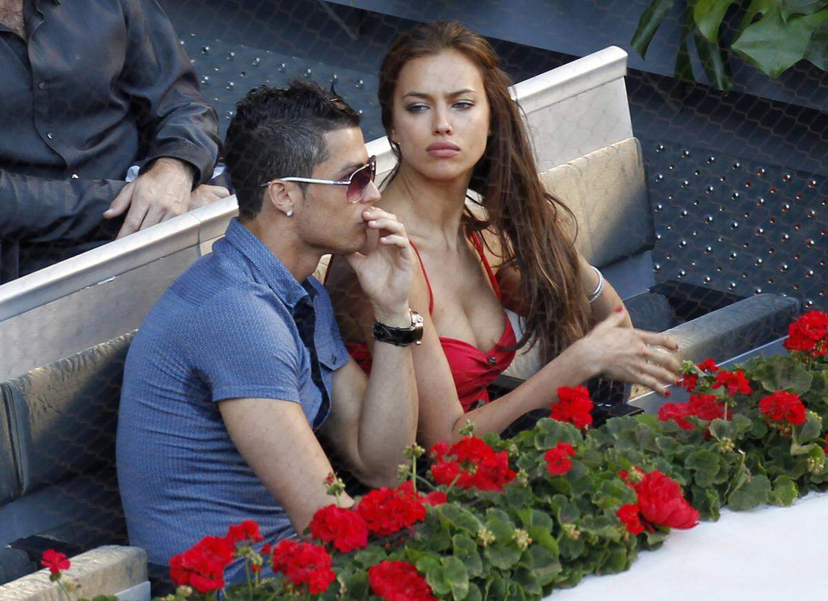 Seit 2010 sind das russische Unterwäschemodel Irina Shayk und Real Madrid Spieler Cristiano Ronaldo, der 35 Millionen Dollar im Jahr an Gage erhält, ein Paar.