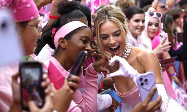 Pink soweit das Auge reicht. Auch zur „Barbie“-Premiere tauchten Fans im passenden Outfit auf.