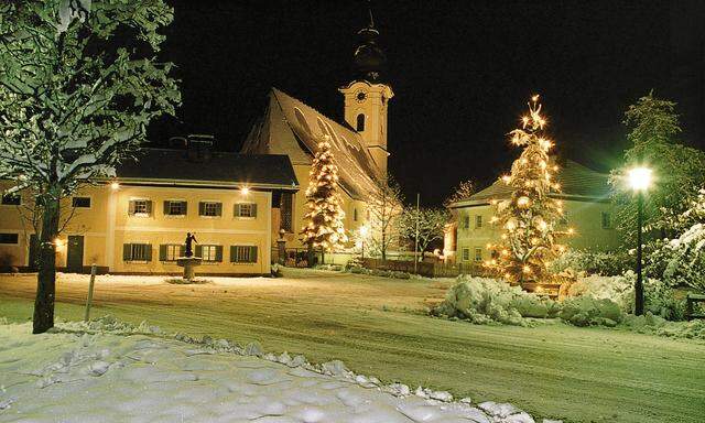 Das Stille-Nacht- Museum und die Volksschule Arnsdorf.