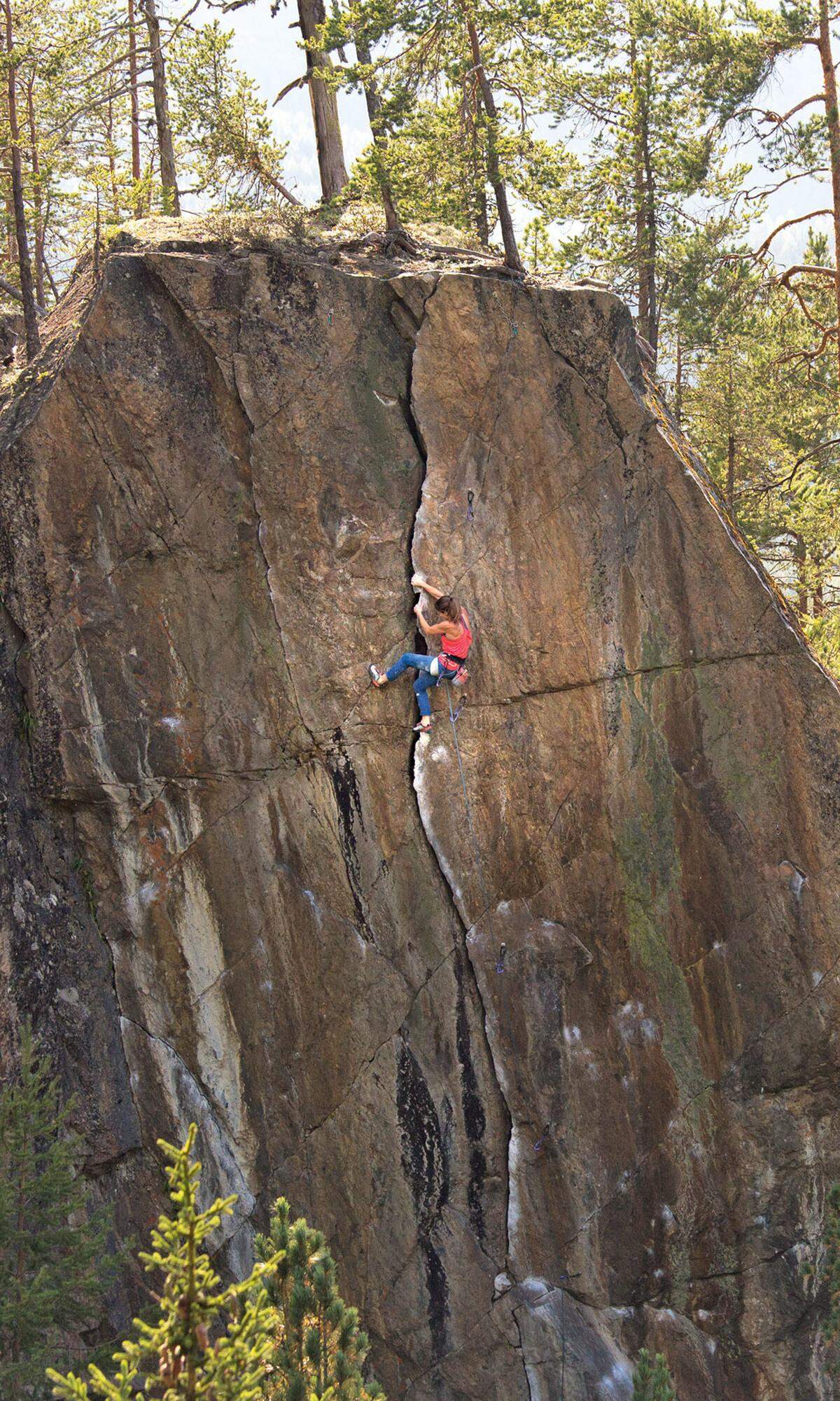 "Le Miracle" nennt sich diese Line in Nieder-thai im Ötztal, hat die Schwierigkeit 7b und misst 22 Meter. Für Climberin Barbara Zangerl ist sie "eine der besten Felskletterrouten in Tirol. Markanter, logischer Routenverlauf an einem beeindruckenden Riss." Dieser riesige Felsblock im lichten Lärchenwald ist aber nur eine der fünf "Great Lines", die die Tiroler Kletterelite gekürt hat. Bei Tausenden Routen war es für die Fachjury nicht einfach, die allerbesten auszuwählen. Kriterien waren das Natur- und Landschaftserlebnis, der Routenverlauf, die Felsbeschaffenheit und die physischen beziehungsweise mentalen Anforderungen an die Sportler. "Number One direkt" verläuft im Wilden Kaiser beim Schleierwasserfall, "Puls 2000" fordert die Kletterer im Gebiet Chinesische Mauer in Seefeld. Der "Weiße Riese" ist in Wahrheit eine eher dunkle Wand im Ötztal. "Another Play in Paradise" liegt in den Dolomiten in Osttirol. Mehr Steilvorlagen: www.tirol.at