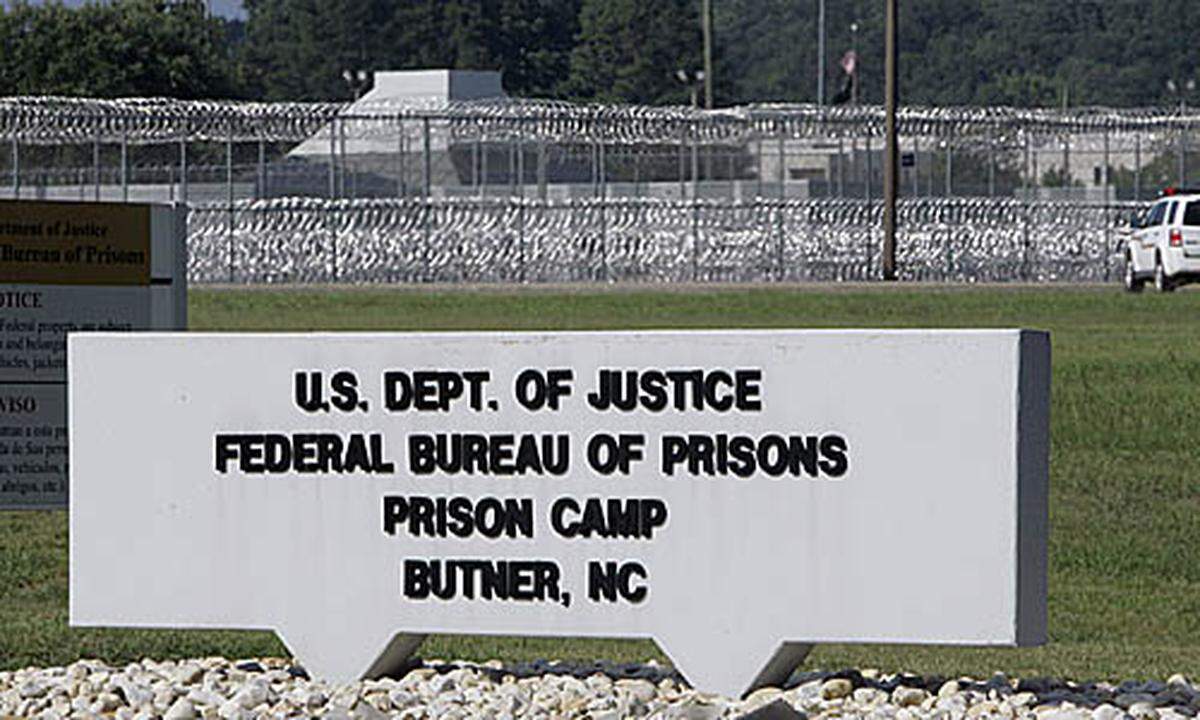 Im Gefängnis soll "Bernie" Madoff recht beliebt sein: "Er passt hier perfekt hin und hat mit niemand Probleme", sagte ein Mitarbeiter der Justizvollzugsanstalt.
