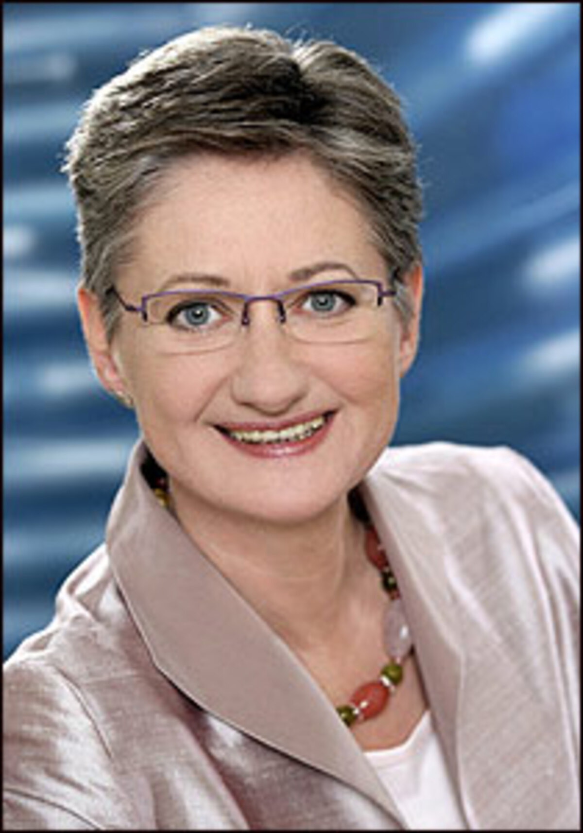 Politik wurde Schmied schon in die Wiege gelegt: Sie wurde am 10. Mai 1959 in Wien geboren - an diesem Tag fanden Nationalratswahlen statt. Der Vater, ein engagierter Sozialdemokrat, war Bereichsleiter für Finanzen in der OMV, die Mutter Schneiderin. Schmied studierte Betriebswirtschaft, 1983, im Alter von 24 Jahren, trat sie einen Tag nach ihrer Promotion in die Investkredit Bank AG ein.