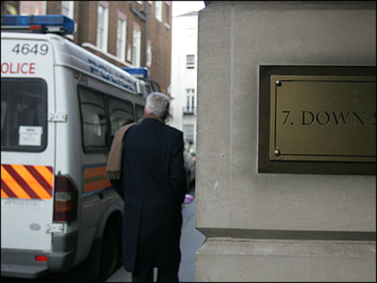 Es gibt eine neue Spur nach Moskau. An Bord von zwei Passagierflugzeugen der British Airways, die auf der Strecke London-Moskau im Einsatz waren, werden Spuren von Polonium 210 entdeckt. Die Fluglinie British Airways betont, dass an Bord der beiden Maschinen nur "sehr niedrige" radioaktive Spuren entdeckt worden seien.