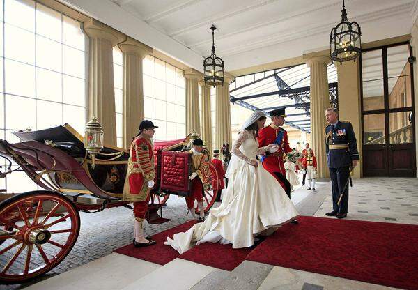 Im Buckingham Palast angekommen, wartete auf das Hochzeitspaar das Festmahl mit etwa 600 Gästen.