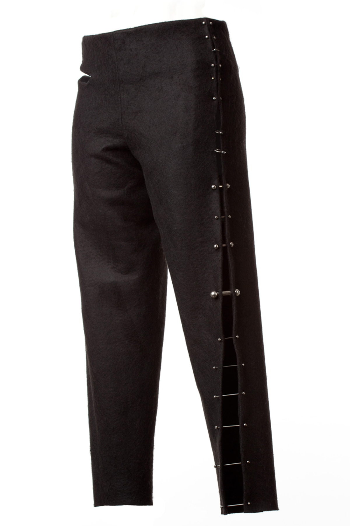 schloss schon 2007 ihr Modestudium an der Angewandten ab. Sie arbeitete längere Zeit in Antwerpen und war zuletzt für das Wiener Label Schella Kann tätig.