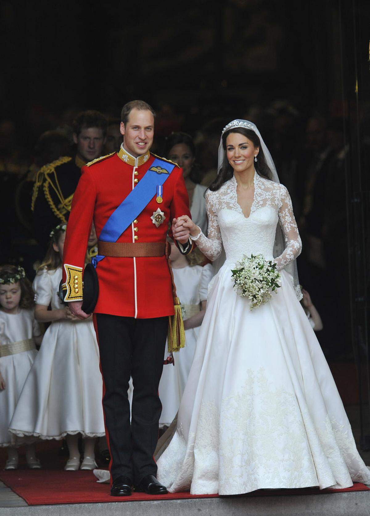 Nicht oft gibt es für ein Kleid einen eigenen Eintrag auf Wikipedia, für dieses schon. Kate Middleton wurde in einem Entwurf von Sarah Burton (Alexander McQueen) zu Herzogin Catherine.