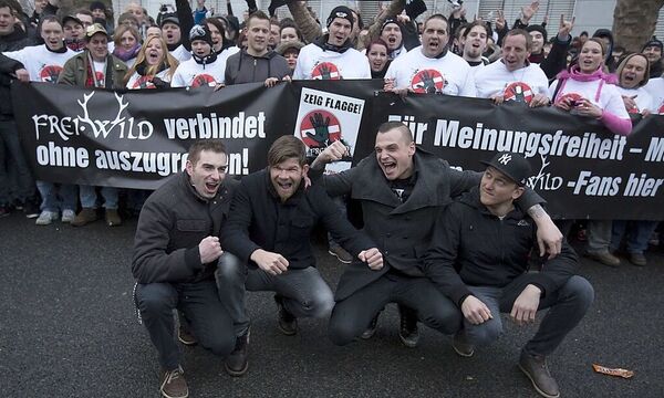 Beim deutschen Musikpreis Echo wurde die Band Frei.Wild (unten im Bild) von der Nominiertenliste gestrichen. Darauf demonstrierte sie mit Fans vor dem Berliner Messegelände.