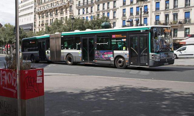 Pariser Rollstuhlfahrer bekommt Bus für sich alleine