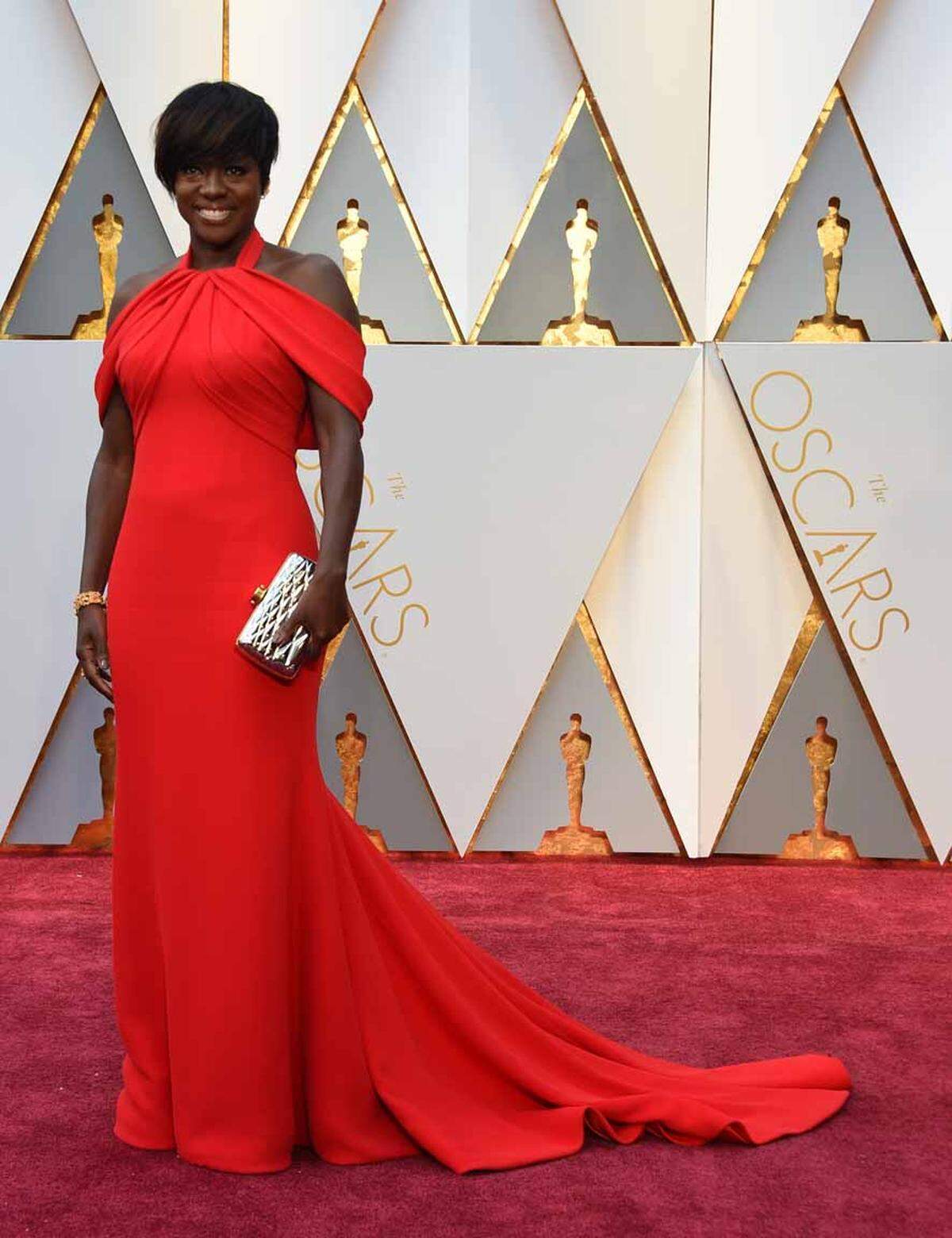 Viola Davis, die den Oscar für ihre Rolle in "Fences" als beste Nebendarstellerin bekam, machte mit einem roten Kleid von Armani Privé alles richtig.