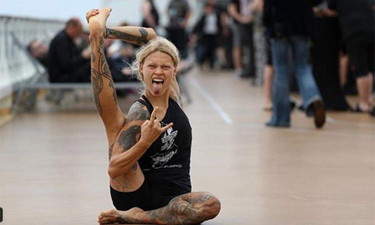 Alle, denen, die diese Trends zu bis jetzt zu langweilig waren, sei Heavy-Metal-Yoga empfohlen. Die amerikanische Yoga-Lehrerin Saskia Thode bietet in New York diese Art des Yoga an. Hier werden klassische Posen, die sie z. B. „Destroyer Pose“ oder „Fuck You Pose“ nennt, mit Cardio-Übungen und Elementen aus dem Kampfsport kombiniert. Im Hingertgrund läuft laute Heavy-Metal Musik. Zum Aufwärmen spielt man Luftgitarre und darf auch schreien, wenn man einen harten Tag hatte. Nicht nur was für Metal-Heads.