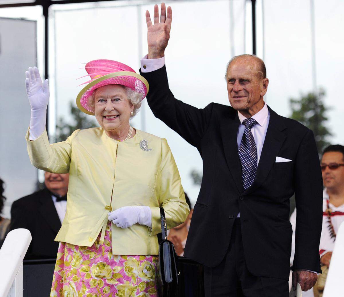 Für die Queen Outfits zu entwerfen ist eine große Ehre, kann aber ganz schön einschüchternd sein, wie im Buch "Elizabeth: Reigning in Style" von Jane Eastoe beschrieben wird.