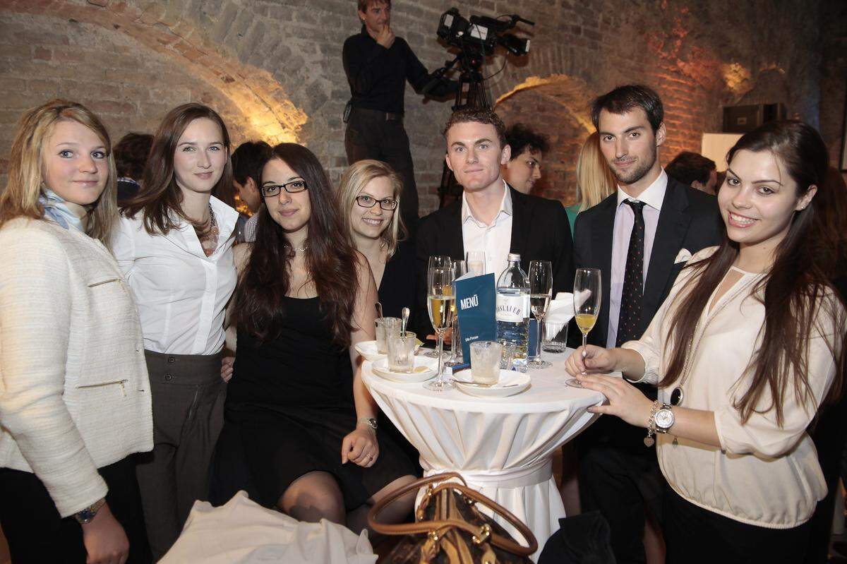 Junge Gäste: Ein Tisch mit vielen Studierenden von ELSA (European Law Student's Association).