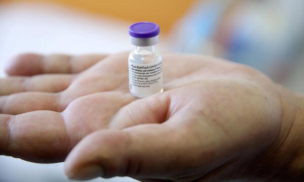 Die Zahl der Coronafälle steigt, ein angepasster Impfstoff steht zur Verfügung.