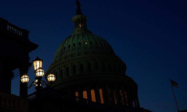 Das US-Kapitol in Washington D.C. bei Nacht. Es stehen intensive Verhandlungen an.