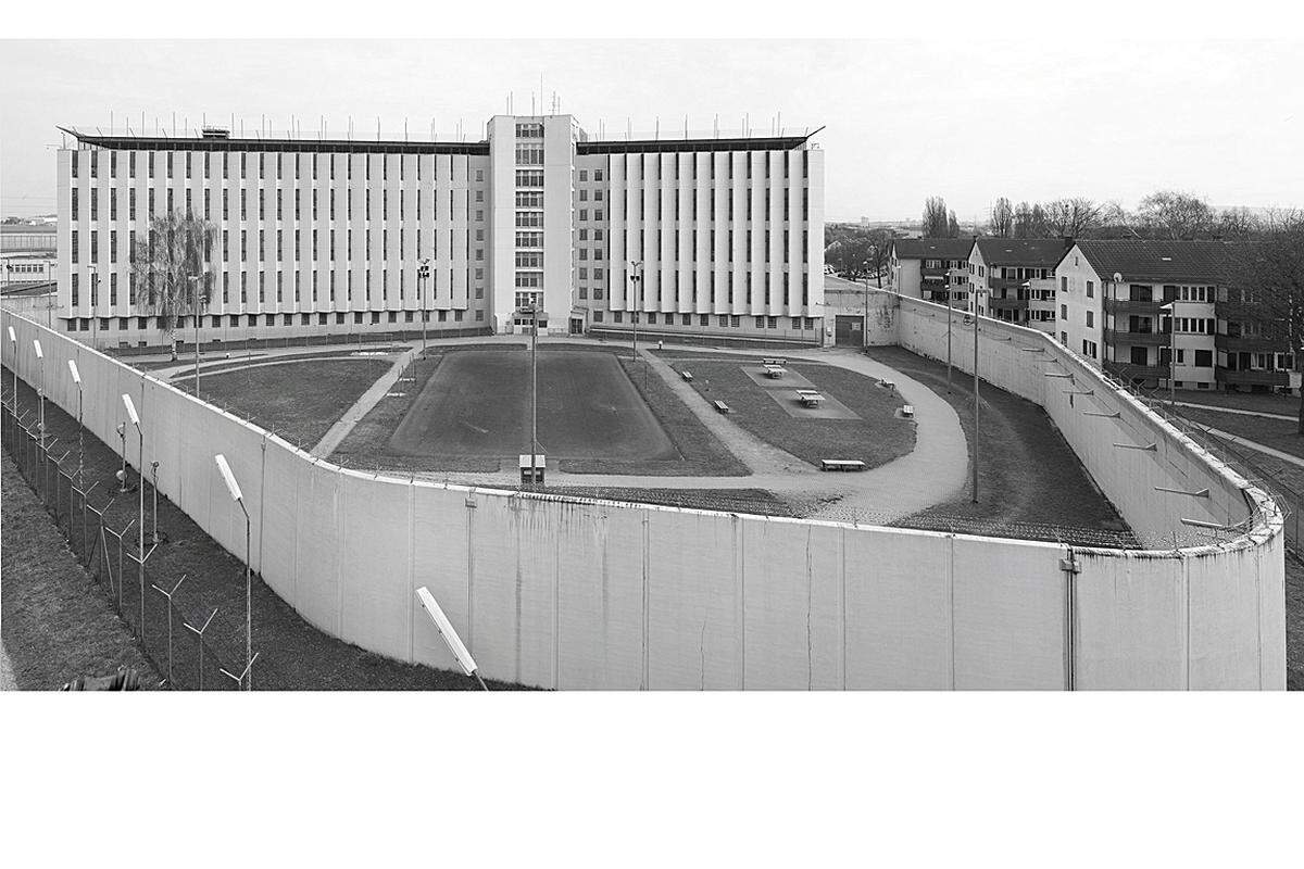 Ende der 1970er Jahre fand das Stammheim in Stuttgart als RAF-Gefängnis seinen Platz in den Geschichtsbüchern der Nachkriegszeit. Ab Samstag widmet sich eine Fotoausstellung im Stuttgarter Kunstmuseum dem Gebäude, das bald abgerissen werden soll: "Andreas Magdanz. Stuttgart Stammheim". Fotograf Magdanz hat mehr als fünf Monate in Stammheim gearbeitet, rund 30 Bilder sind in der Schau zu sehen.  Andreas Magdanz, Luftaufnahme Bau 1, 2010/2011, (c) Andreas Magdanz, Buch- Ausstellungsprojekt "Stammheim", Printversion Hatje Cantz, eBook MagBooks