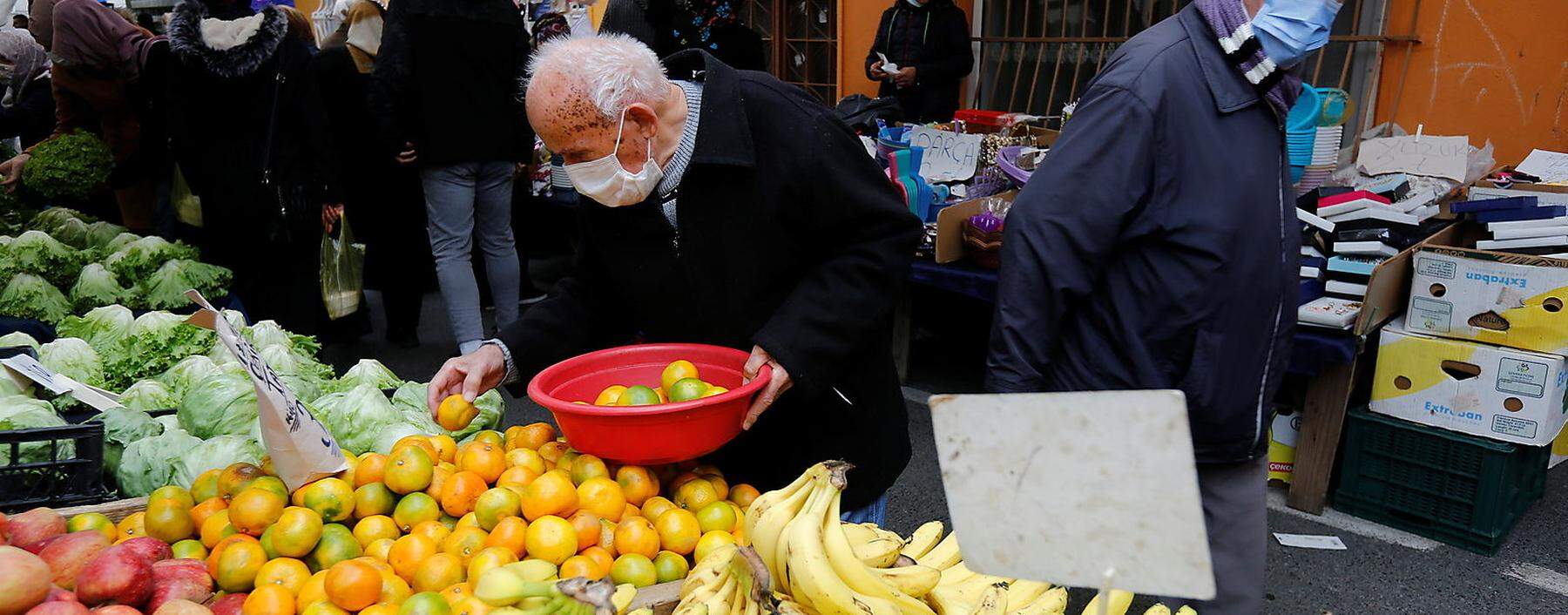 Ein Markt in Istanbul: Die Händler kommen mit den Preisschildern kaum nach.