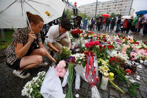 Tagelang verschlägt es Menschen in die Innenstadt, um zu kondolieren. Zahlreiche Norweger legen Blumen nieder - im Gedenken an die Opfer "der schlimmsten Katastrophe, die Norwegen seit dem Ende des Zweiten Weltkrieges erlebt hat", so Premier Jens Stoltenberg.