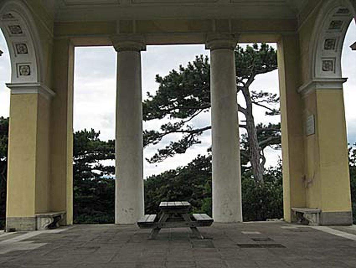 ... zum Husarentempel, der am Hang des Kleinen Anningers thront. Als erstes Kriegerdenkmal in Österreich wurde es 1813 in Erinnerung an die Schlacht von Aspern 1809 errichtet.Um die bewaldete Kuppe des Kleinen Anningers (496 Meter) herum geht es zunächst abwärts ins Kiental ...