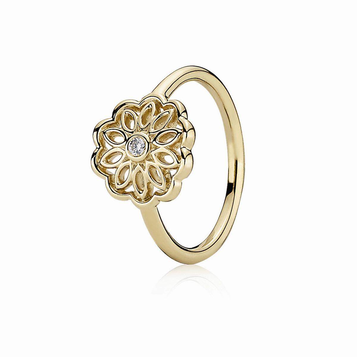 Goldener Ring mit Blütenmuster von Pandora um 599 Euro.