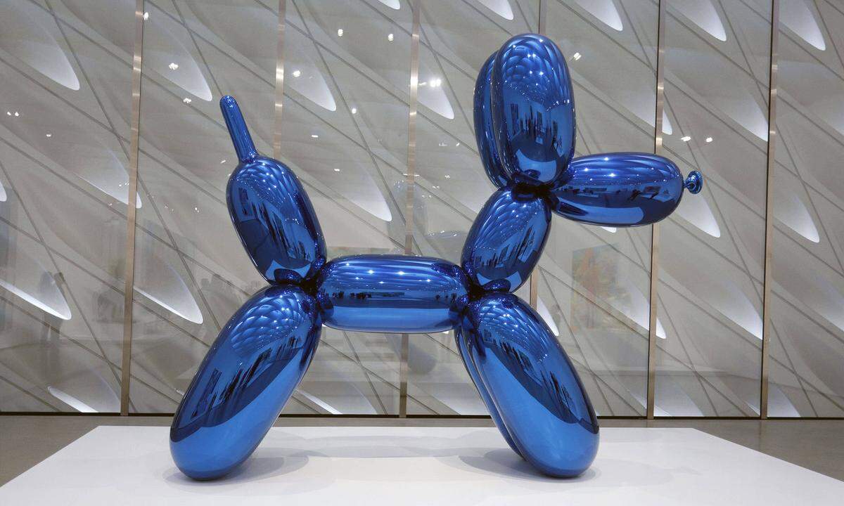Eine Sammlerin hat auf einer Kunstmesse in den USA versehentlich eine Glasskulptur des berühmten Künstlers Jeff Koons umgestoßen