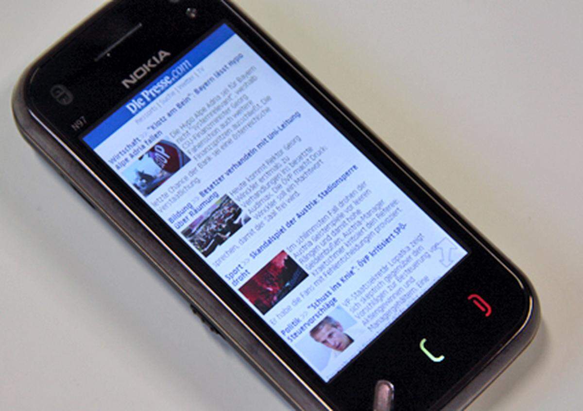 Ins Internet kann man mit dem N97 mini natürlich auch. Der vorinstallierte Browser erwies sich im Test allerdings als träge und nicht sonderlich benutzerfreundlich. Hier empfiehlt sich, etwa Opera Mini herunterzuladen.