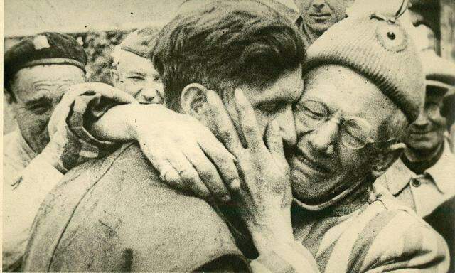 Der belgische Widerstandskämpfer François Daman holt seinen Vater Jacques aus dem befreiten KZ Buchenwald ab.