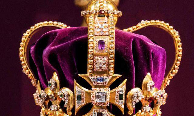 Aus purem Gold gefertigt, mit Edelsteinen wie Rubinen, Amethysten und Saphiren besetzt: Die Krone gilt als Herzstück der britischen Kronjuwelen im Tower. 