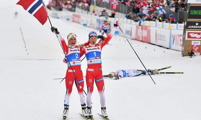 Therese Johaug triumphiert mit der Fahne, Gegnerinnen liegen darnieder: Norwegen gewinnt so zum elften Mal in Folge die WM- Medaillenwertung.