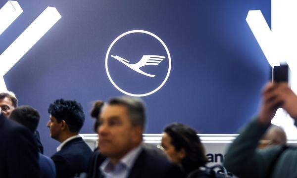 Eine hohe Nachfrage nach teuren Tickets im zweiten Quartal hat der Lufthansa einen Rekordgewinn beschert.