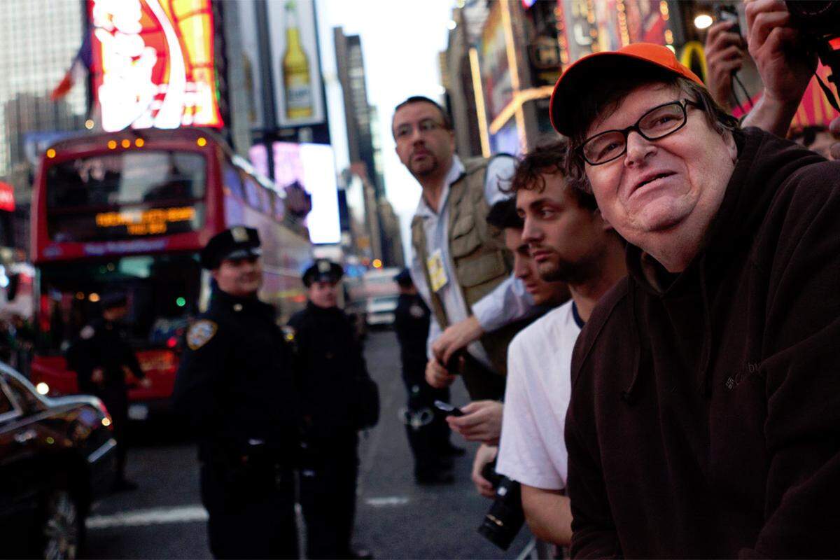 Aus einer kleinen Demonstration mit gerade einmal 1000 Teilnehmern wurde eine Massenbewegung. Immer mehr Menschen rund um den Erdball schlossen sich der Bewegung an - unter ihnen auch US-Filmemacher Michael Moore (im Bild rechts).