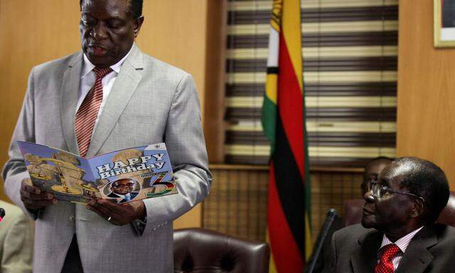 Emmerson Mnangagwa (l.) alias „Krokodil“, die rechte Hand Robert Mugabes und lang sein Kronprinz.