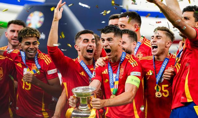 Spaniens Kapitän Alvaro Morata hält den Uefa Pokal in Händen. Sein Team jubelt nach dem Finalspiel gegen England am 14. Juli 2024 im Berliner Olympiastadion. 