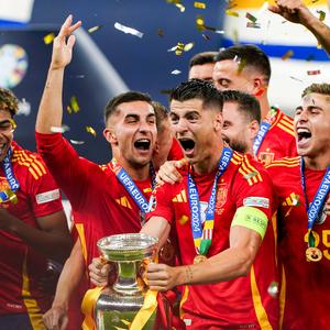 Spaniens Kapitän Alvaro Morata hält den Uefa Pokal in Händen. Sein Team jubelt nach dem Finalspiel gegen England am 14. Juli 2024 im Berliner Olympiastadion. 