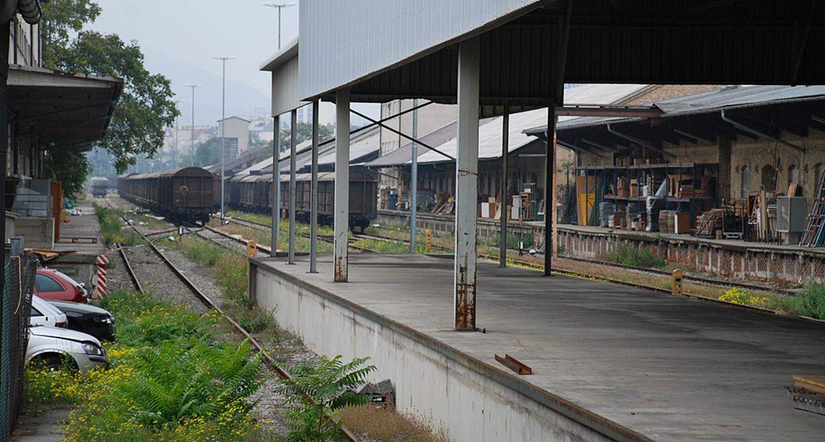 1873 wurde der Nordwestbahnhof errichtet. Damals lag er noch am Stadtrand. Mit den Jahrzehnten wurde er jedoch von der Stadt "geschluckt". Jährlich belasten derzeit rund 50.000 Lkw-Fahrten zum und vom Nordwestbahnhof das Stadtviertel.