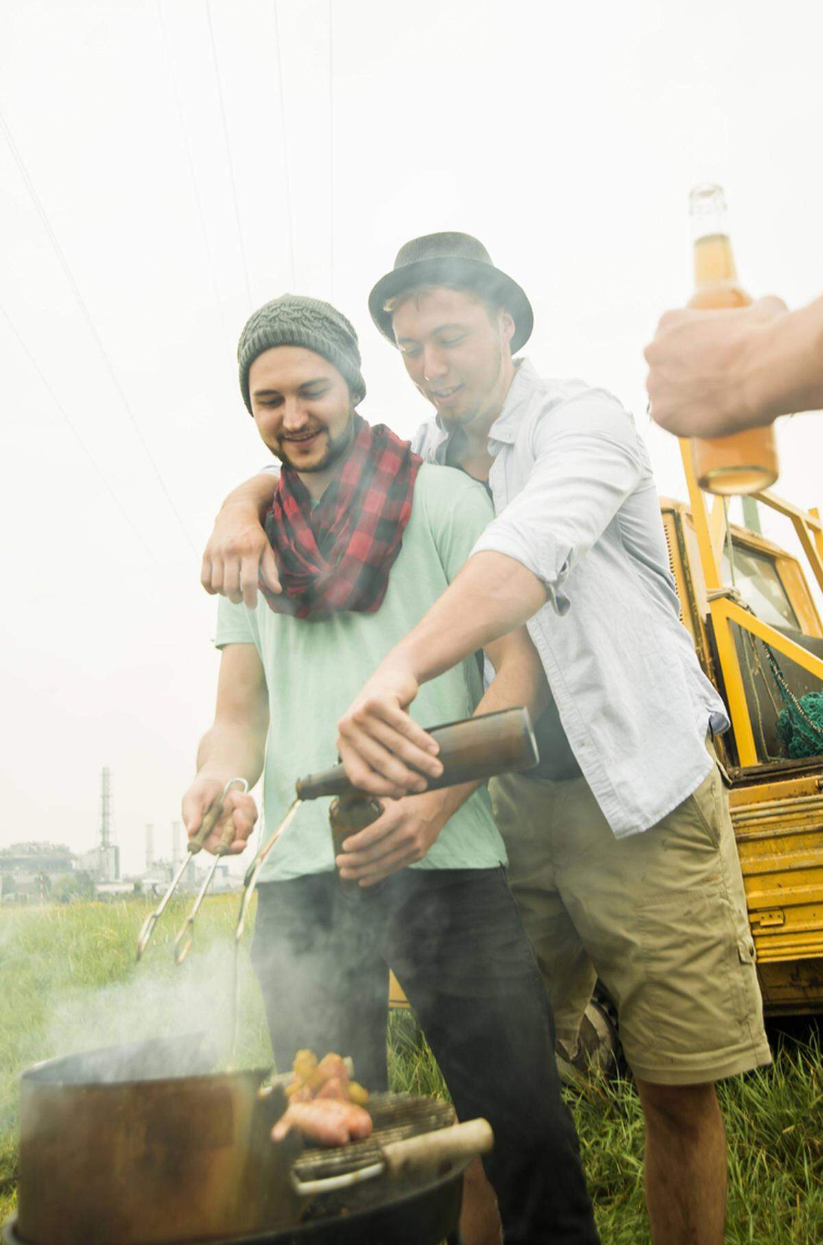 Alles was in einer Pfanne liegt, kann abgelöscht werden - so  man möchte auch mit Bier. Über offenes Feuer schüttet der geneigte Grillmeister aber nichts, weil er damit nur die Asche aufwirbeln würde. Diese lagert sich dann auf dem Grillgut ab und verdirbt den Geschmack. Der entstehende Rauch ist außerdem krebserregend.