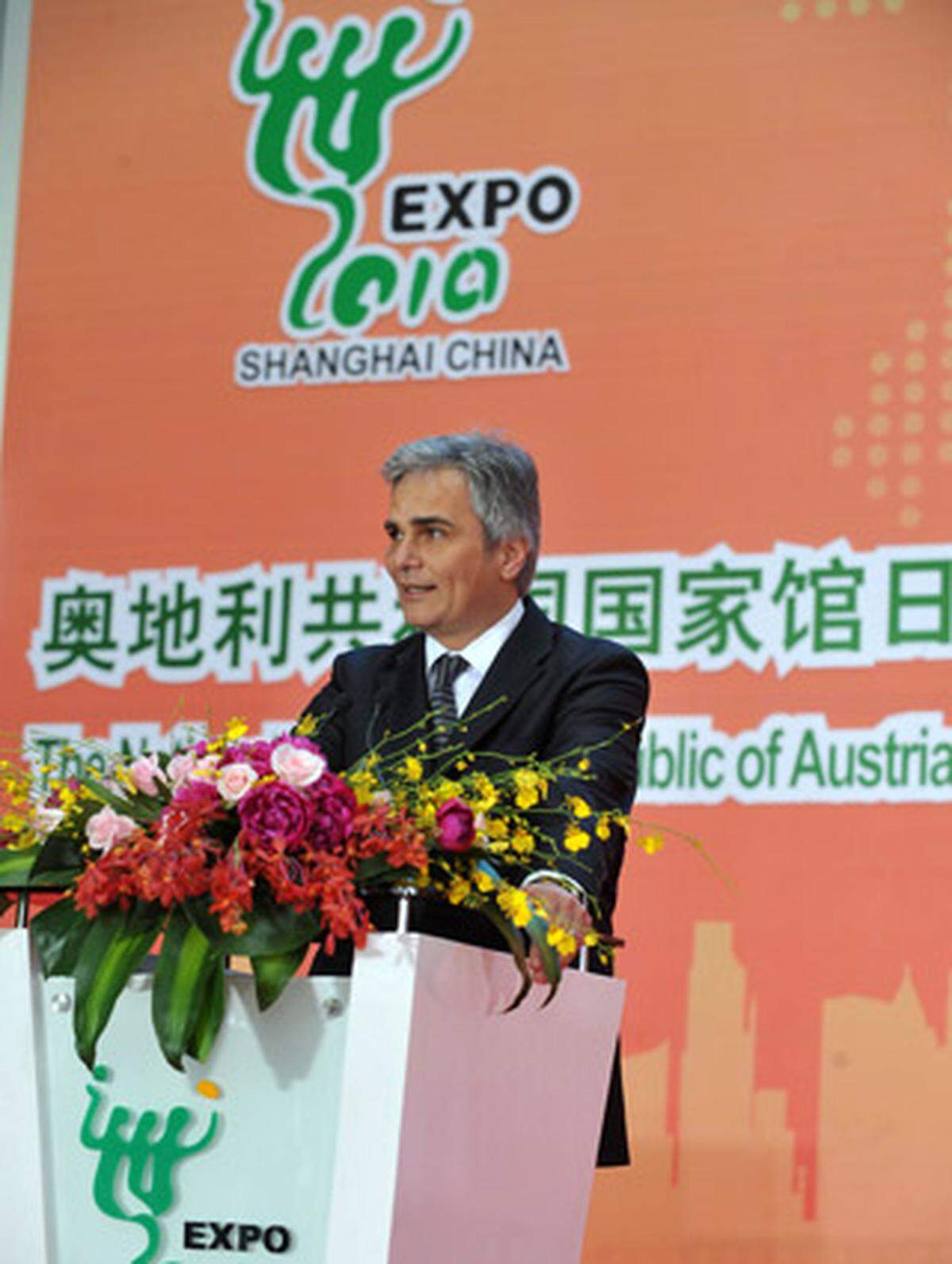 Der SPÖ-Kanzler aus Österreich beziehungsweise "Aodili" bewirbt in seiner Rede am Expo-Gelände die Vorzüge der Umwelttechnologie aus der Alpenrepublik, und dankt den chinesischen Bemühungen.