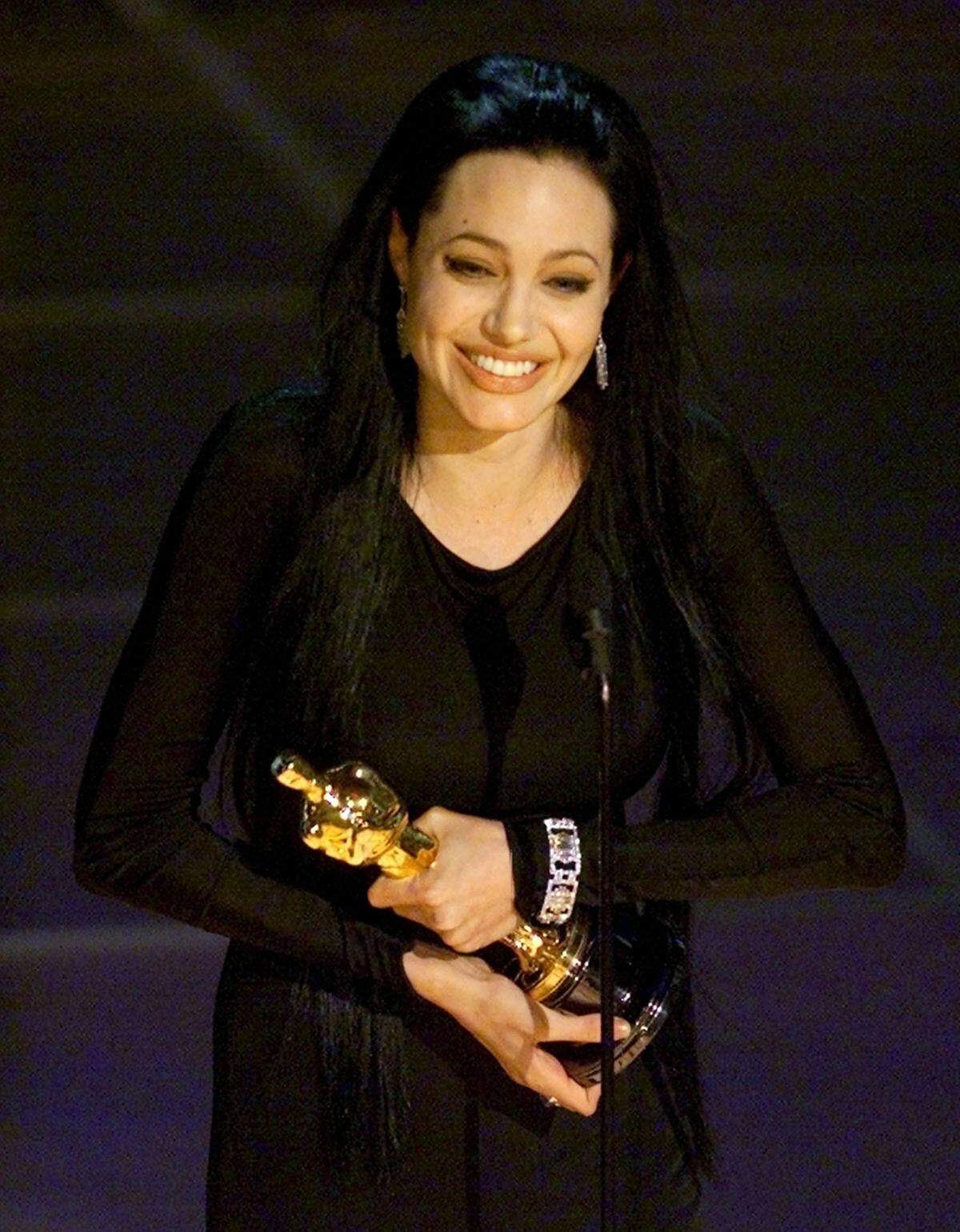 An Morticia Addams erinnerte Angelina Jolie 2000, als sie für ihre Rolle in "Girl interrupted" als beste Nebendarstellerin ausgezeichnet wurde.